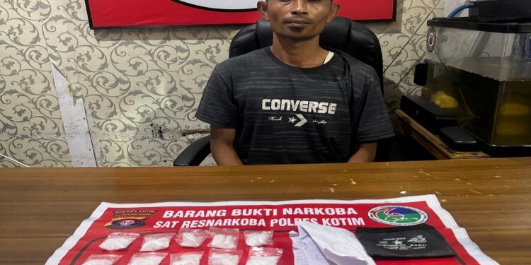 FOTO: IST/MATAKALTENG - Pengedar A bersama barang bukti Narkotika saat diamankan Mapolres Kotim.
