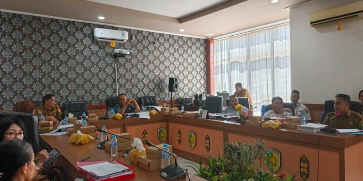 FOTO: IST/MATAKALTENG - Suasana Rapat membahas hasil fasilitasi terhadap tiga raperda yang digelar di Ruang Rapat Komisi DPRD, Senin 16 Juni 2025.