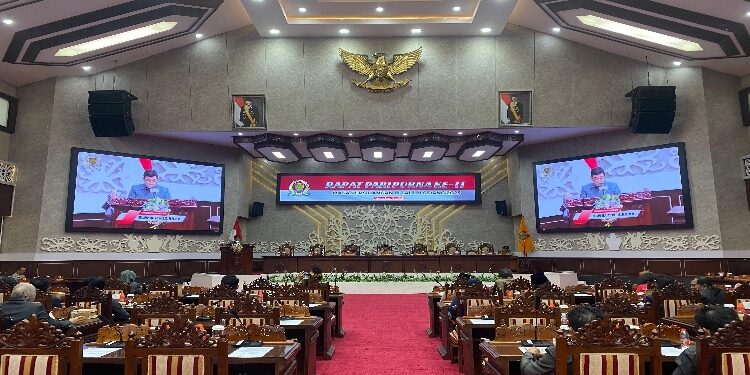 FOTO: NRA/MATAKALTENG - Raudah, Juru Bicara Fraksi Partai Nasdem Saat Menyampaikan Pemandangan Umum Fraksi Partai Nasdem terhadap Rancangan Peraturan Daerah, tentang Rencana Pembangunan Jangka Menengah Daerah, Provinsi Kalteng Tahun 2025–2029.