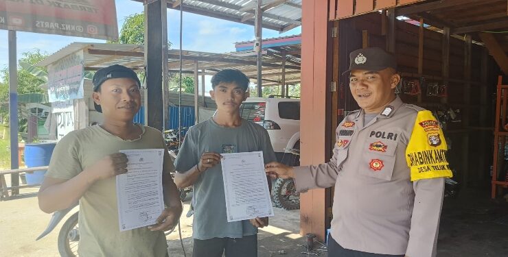 FOTO : HUMAS POLRES GUMAS/MATA KALTENG - Bhabinkamtibmas Polsek Kurun Bripka Purwanto saat melakukan sosialisasi maklumat Kapolda Kalteng tentang larangan untuk membakar lahan, perkebunan, dan hutan, kepada masyarakat di Kota Kuala Kurun, Minggu, 15 Juni 2025.