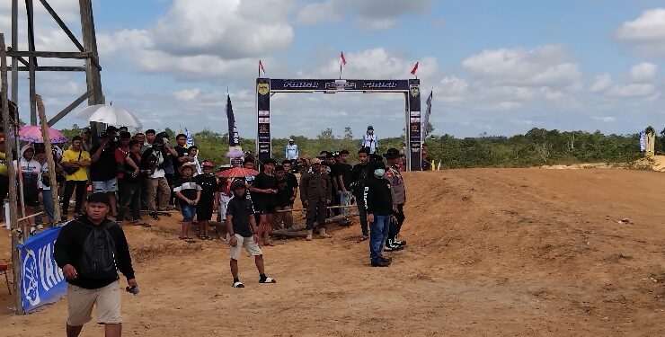 FOTO : DPRD GUMAS/MATA KALTENG - Penonton memadati Sirkuit Antang Sakti Kuala Kurun menyaksikan Kejurnas Swallow Grasstrack Yamaha 2025 Region IV Kalimantan Seri II, Minggu, 15 Juni 2025.