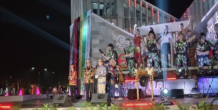 FOTO : IST/MATAKALTENG - Gubernur Kalimantan Tengah, Agustiar Sabran, saat memberikan sambutannya didampingi Wakil Gubernur Kalimantan Tengah, Edy Pratowo dan Plt. Sekda Kalimantan Tengah, Leonard S. Ampung, Sabtu 14 Juni 2025.