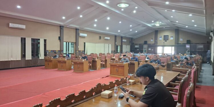 Foto:DIAN/MATA KALTENG - Rapat paripurna Penyampaian Pemandangan Umum Fraksi-Fraksi DPRD Kotim tentang 1 buah Ranperda Pemerintah Daerah dan 1 buah Ranperda Inisiatif DPRD Kotim, 16 Juni 2025.