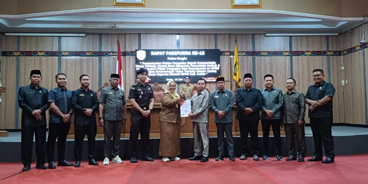 Foto:DIAN/MATA KALTENG - Penyerahan rancangan revisi peraturan daerah tentang Pajak Daerah dan Retribusi Daerah, 16 Juni 2025.