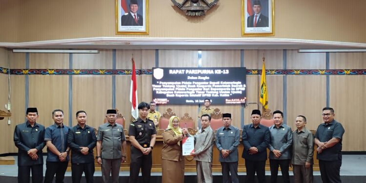 Foto:DIAN/MATA KALTENG - Penyerahan rancangan satu buah Ranperda Inisiatif DPRD Kotim, 16 Juni 2025.