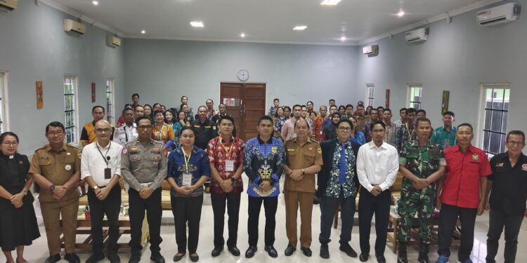 FOTO : DISKOMINFO SANTIK/MATA KALTENG - Asisten I Setda Lurand didampingi Ketua DPRD Binartha, dan Kepala Disdikpora Aprianto, berfoto bersama dengan guru olahraga dari satuan pendidikan, usai pembukaan pelatihan pelatih tingkat dasar cabor catur dan bulutangkis, Senin, 16 Juni 2025.