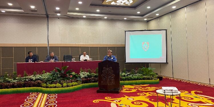FOTO: IST/MATAKALTENG - Kepala Dinas Kehutanan Provinsi Kalimantan Tengah, Agustan Saining, saat menyampaikan sambutannya sekaligus membuka kegiatan Sekolah Strategi Jangka Benah secara resmi, Selasa 17 Juni 2025.