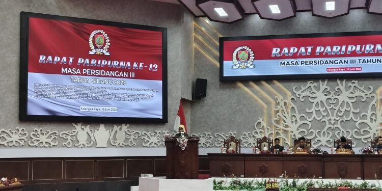 FOTO: IST/MATAKALTENG - Juru bicara Badan Anggaran DPRD, Siti Nafsiah, membacakan hasil rapat gabungan komisi DPRD bersama Tim Pemerintah Provinsi Kalimantan Tengah, Rabu 18 Juni 2025.