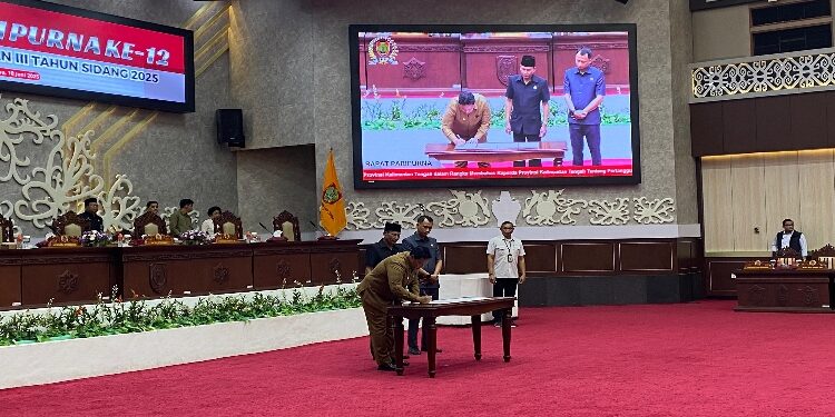 FOTO: IST/MATAKALTENG - Penandatanganan berita acara persetujuan bersama Wakil Gubernur Kalimantan Tengah dengan pimpinan DPRD provinsi Kalimantan Tengah tentang pertanggung jawaban pelaksanaan APBD Provinsi Kalteng anggaran Tahun 2024, Rabu 18 Juni 2025.