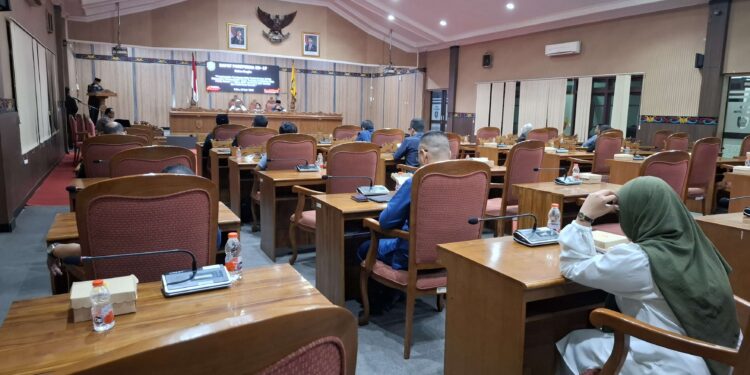 Foto: DIAN/MATA KALTENG - Paripurna Penyampaian Pendapat Akhir Fraksi-Fraksi DPRD Kotim terhadap 1 (satu) Buah Ranperda Pemerintah Daerah di Ruang Rapat Paripurna DPRD Kotim, 18 Juni 2025.