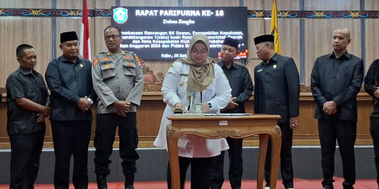 Foto: DIAN/MATA KALTENG - Penandatanganan 1 (satu) Buah Ranperda Pemerintah Daerah dan Nota Kesepakatan Rancangan KUA-PPAS Perubahan T.A 2025 serta Pidato Bupati Kotim di Ruang Rapat Paripurna DPRD Kotim, 18 Juni 2025.