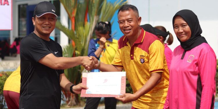 FOTO: MATAKALTENG - Kapolres Barsel, AKBP Jecson R. Hutapea saat menyerahkan hadiah bagi personil Polres yang mengikuti kegiatan jalan sehat.