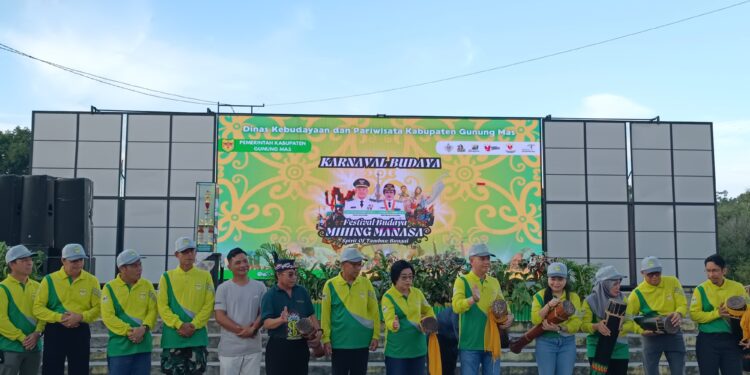 FOTO : DPRD GUMAS/MATA KALTENG - Anggota DPRD Kabupaten Gumas Herbert Y Asin (enam dari kanan) ketika hadiri di kegiatan pembukaan FBMM tahun 2025, di Taman Kota Kuala Kurun, Selasa, 17 Juni 2025 sore.