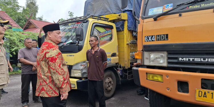 Foto: DIAN/MATA KALTENG - Bupati Kotim saat pantau rajia truk ODOL di halaman kantor Dishub Kotim Jalan Jendral Sudirman km 5, 19 Juni 2025.