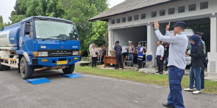Foto: DIAN/MATA KALTENG - Proses penimbangan truk yang terjaring rajia ODOL di Sampit, 19 Juni 2025.