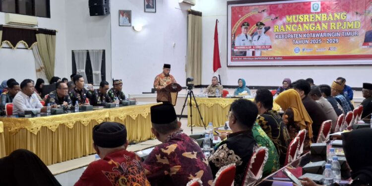 Foto: DIAN/MATA KALTENG - Bupati Kotim Halilinnor saat membuka acara Musrenbang Rancangan RPJMD Kotim Tahun 2025-2029, 19 Juni 2025.