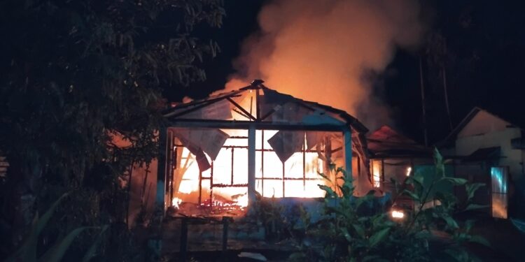 FOTO : BPBD GUMAS/MATA KALTENG - Petugas Damkar dibantu warga berupaya memadamkan api yang menghanguskan rumah di Jalan A Runting, Kelurahan Kuala Kurun, Kecamatan Kurun, Rabu, 18 Juni 2025 malam.
