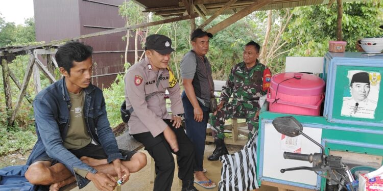 FOTO : HUMAS POLRES GUMAS/MATA KALTENG - Tim gabungan TNI-Polri saat berbincang dengan masyarakat saat melakukan patroli terpadu di lokasi rawan karhutla, di Kecamatan Manuhing, Kamis, 19 Juni 2025.