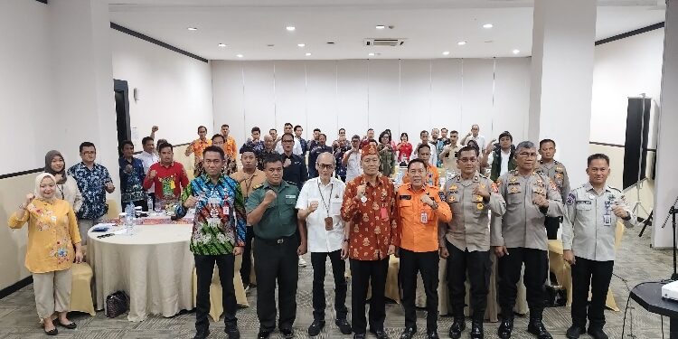 FOTO: IST/MATAKALTENG - Foto bersama kegiatan Lokakarya Penguatan Klaster Logistik Penanggulangan Bencana, yang diselenggarakan di Hotel Luwansa Palangka Raya, Kamis 19 Juni 2025.