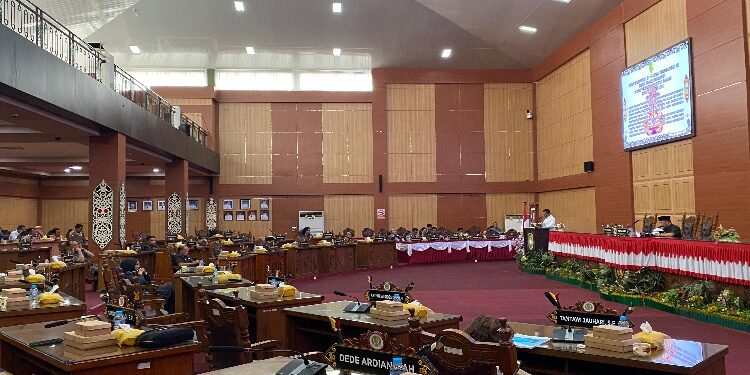 FOTO: IST/MATAKALTENG - Wakil Wali Kota Palangka Raya, Ahmad Zaini, saat membacakan Jawaban/Penjelasan Walikota Terhadap 2 Raperda, Jumat 20 Juni 2025.