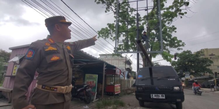 Foto:IST/MATA KALTENG - Pembongkaran baliho reklame ilegal milik salah satu pelaku usaha yang berdiri di simpang tiga Jalan Pelita Timur dan Jalan D.I. Panjaitan, Kamis 19 Juni 2025.