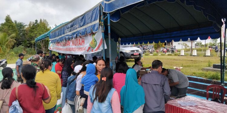 FOTO : SID/MATA KALTENG - Warga Kota Kuala Kurun dan sekitarnya rela antri untuk mendapat sembako murah, di Halaman Kantor DPKP setempat, Jumat, 20 Juni 2025.
