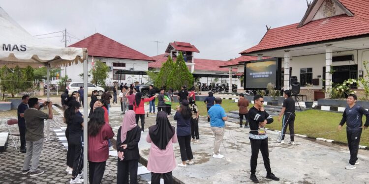 FOTO : SID/MATA KALTENG - Para ASN Inspektorat mengikuti lomba dalam rangka memeriahkan hari jadi ke-23 Kabupaten Gumas, Jumat, 20 Juni 2025.