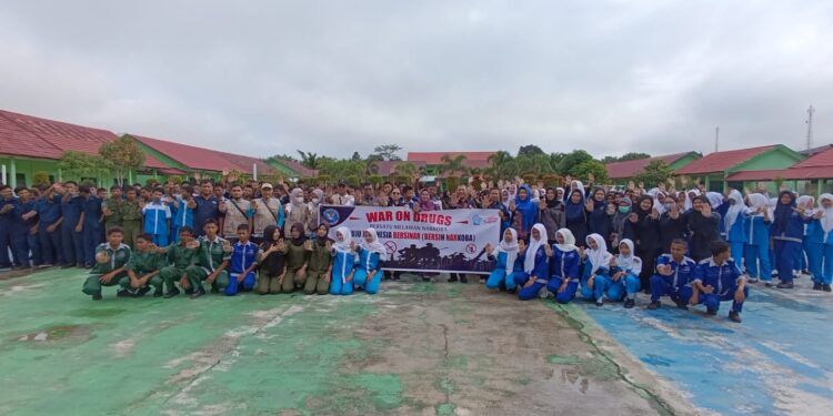 Foto:IST/MATA KALTENG - pelaksanaan tes urine di SMKN 1 Cempaga, 19 Juni 2025.
