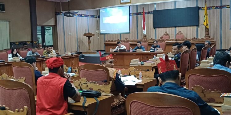 Foto:IST/MATA KALTENG - RDP warga Dukuh Bengkuang, Desa Pantai Harapan, Kecamatan Cempaga Hulu, dengan PT WNL, 19 Juni 2025 sore.