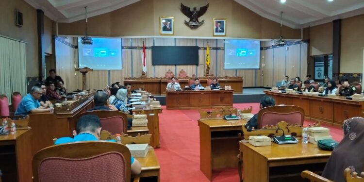 Foto:IST/MATA KALTENG - RDP warga Dukuh Bengkuang, Desa Pantai Harapan, Kecamatan Cempaga Hulu, dengan PT WNL, 19 Juni 2025 sore.