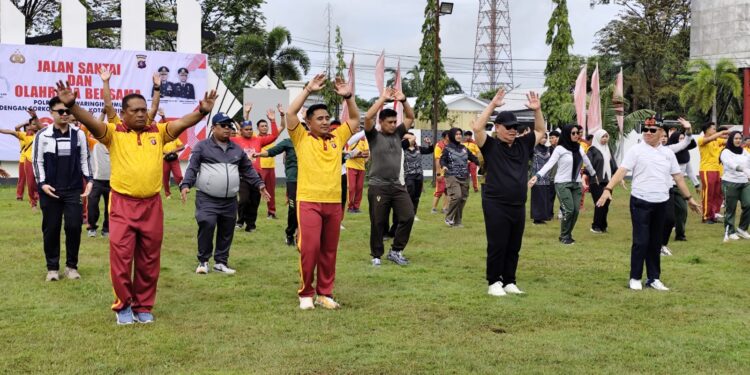 Foto: IST/MATA KALTENG - Olah Raga Bersama dalam rangka rangkaian acara Peringatan HUT Bhayangkara ke-79 di Halaman Kantor Pemkab Kotim, 20 Juni 2025.