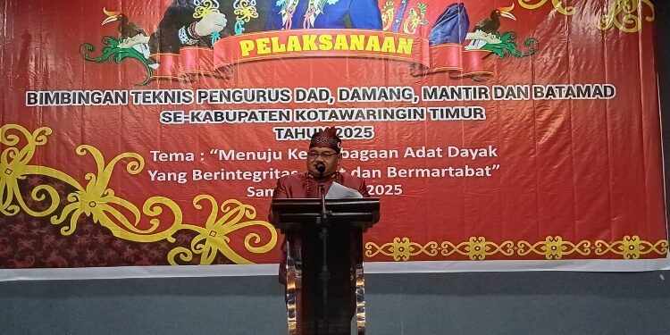 FOTO: IST/MATA KALTENG - Bupati Halikinnor saat buka Bimbingan Tehnis Pengurus DAD, Damang, Mantir dan Batamad se-Kab. Kotim di Ballroom Hotel Wella Jl. Tjilik Riwut Km. 3,7 Sampit, Sabtu 21 Juni 2025.