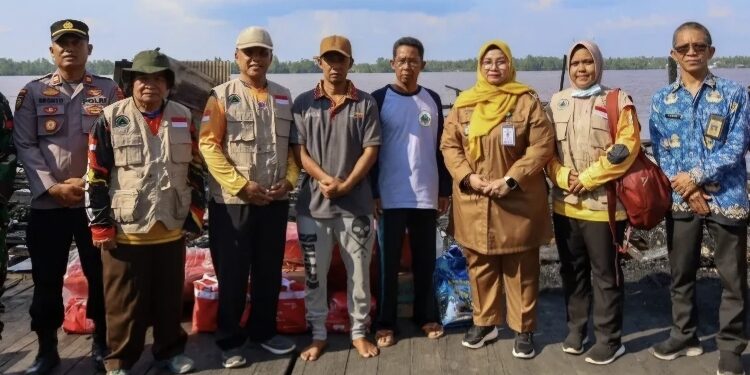 FOTO: Prokopim/MATA KALTENG - Penyerahan bantuan kebakaran yang melanda Desa Basirih Hulu, Kecamatan Mentaya Hilir Selatan belum lama ini oleh Wabup Kotim Irawati.