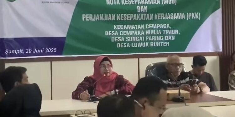 FOTO: IST/MATA KALTENG - Wakil Bupati Kabupaten Kodim Irawati saat menghadiri penandatanganan MoU RMU dengan Tiga Desa di Cempaga, Jumat 20 Juni 2025.