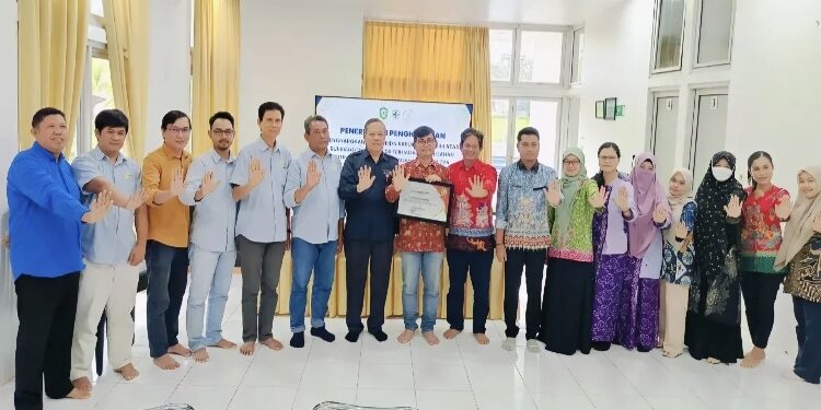 FOTO: IST/MATA KALTENG - Penyerahan piagam penghargaan bagi perusahaan yang peduli atas penanganan stunting di Kabupaten Kotim belum lama ini.