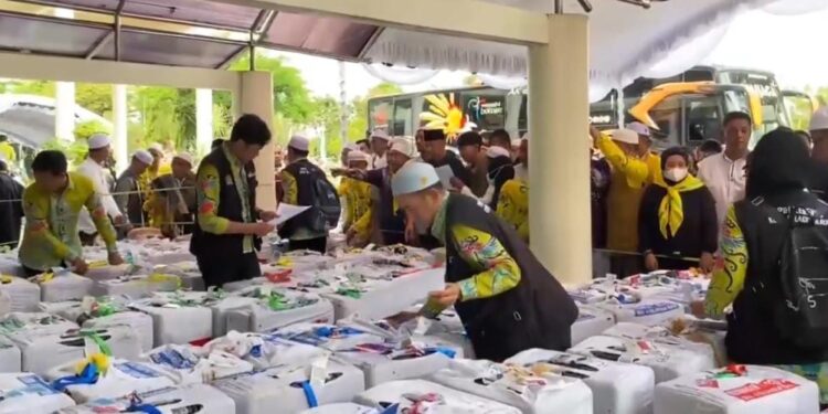 FOTO : IST/MATAKALTENG - Suasana Kedatangan Jamaah Haji Asal Kota Palangka Raya, di Halaman Kantor Wali Kota Palangka Raya, Sabtu 21 Juni 2025.
