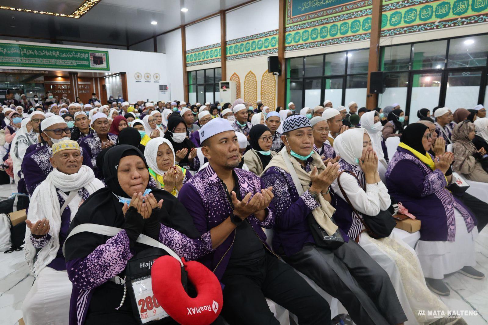 Suasana Haru, 422 Jemaah Haji Kloter BDJ 004 Asal Kalteng Tiba di Tanah Air