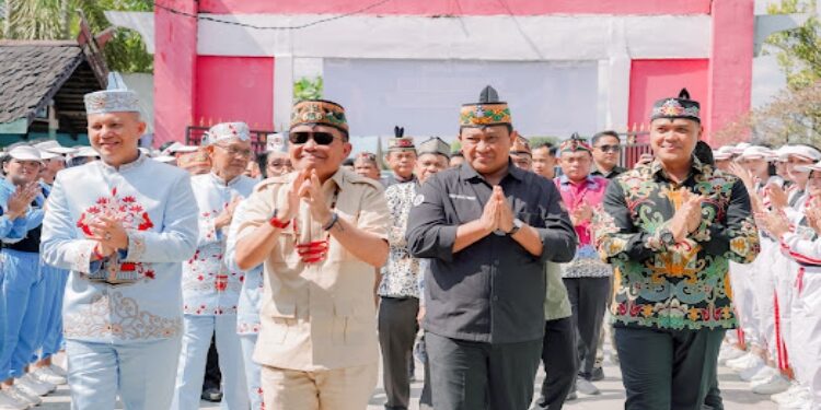 FOTO: SID/MATA KALTENG -
Gubernur Kalteng H Agustiar Sabran dan Wakil Gubernur H Edy Pratowo, didampingi Bupati Gumas Jaya Samaya Monong dan Wakil Bupati Efrensia LP Umbing ketika mengunjungi SMAN 1 Kurun, Sabtu 21 Juni 2025.