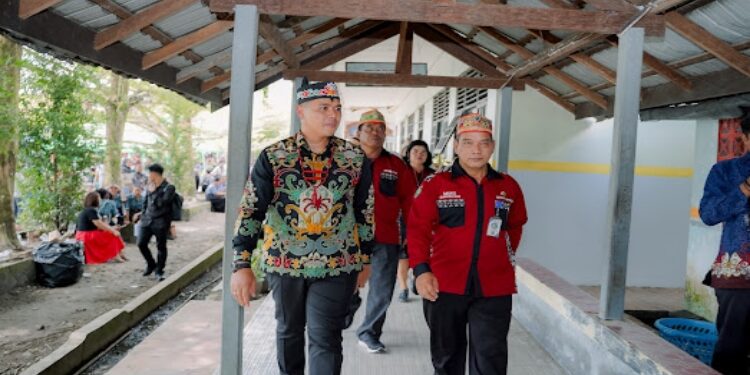 FOTO: DINAS PENDIDIKAN PROVINSI KALTENG/MATA KALTENG - Plt Kepala Dinas Pendidikan Provinsi Kalteng Muhammad Reza Prabowo didampingi Kepala SMAN 1 Kurun Batuah, ketika meninjau ruang kelas di sekolah tersebut, Sabtu 21 Juni 2025 siang.