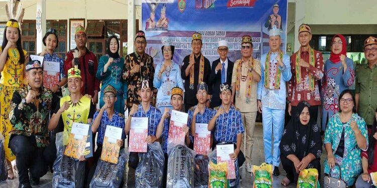 FOTO: IST/MATAKALTENG - Gubernur Kalteng Agustiar Sabran dan Wagub Edy Pratowo mengunjungi SMAN 1 Kuala Kurun, Gunung Mas.