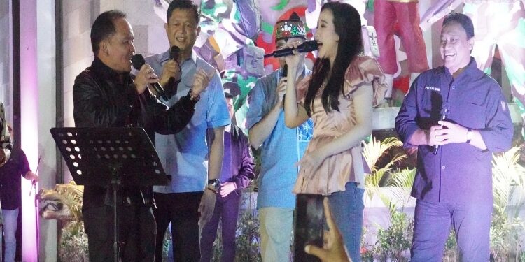 FOTO: IST/MATAKALTENG - Gubernur Kalteng Agustiar Sabran menghadiri acara Huma Betang Night di Bundaran Besar Palangka Raya, Sabtu 21 Juni 2025.