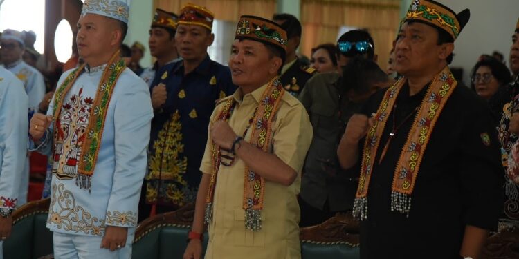 FOTO: IST/MATAKLATENG - Gubernur Kalteng Agustiar Sabran hadir dalam acara Hasupa Hasundau dengan Forkopimda, Kepala OPD, Tokoh Agama, Tokoh Masyarakat, Tokoh Adat, Kepala Desa, serta Damang dan Mantir se-Kabupaten Gunung Mas di Kuala Kurun, Sabtu 21 Juni 2025.