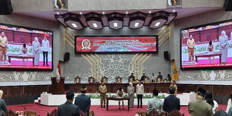 FOTO: IST/MATAKALTENG - Penandatanganan surat usulan pengangkatan dilakukan oleh Ketua DPRD Arton S. Dohong, didampingi Wakil Ketua I Riska Agustin, Wakil Ketua II Muhammad Ansyari, dan disaksikan langsung oleh Wakil Gubernur, Senin 23 Juni 2025.