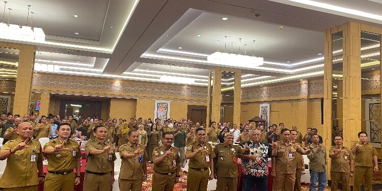 FOTO: IST/MATAKALTENG - Foto Bersama Plt. Sekda Kalteng, Asisten Ahli Ekbang, Kepala Dinas Kehutanan dan Peserta Rakornas, Senin 23 Juni 2025.