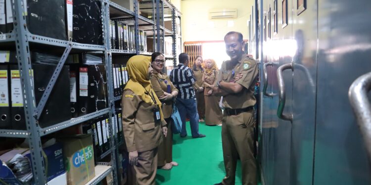 Foto: IST/MATA KALTENG - Pemeriksaan Kearsipan di Bapenda Kotim oleh ANRI, 23 Juni 2025.