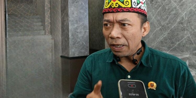 FOTO: IST/MATAKALTENG - Bambang Irawan, Wakil Ketua Komisi II DPRD Provinsi Kalteng, saat diwawancarai media, Selasa 24 Juni 2025.