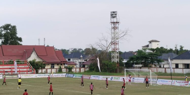 FOTO: AGUS/MATAKALTENG- Pertandingan Nahl FC (baju merah marun) vs Takuciak FC (Hitam merah) turnamen HNR Cup 1. Senin, 23 Juni 2025 sore.