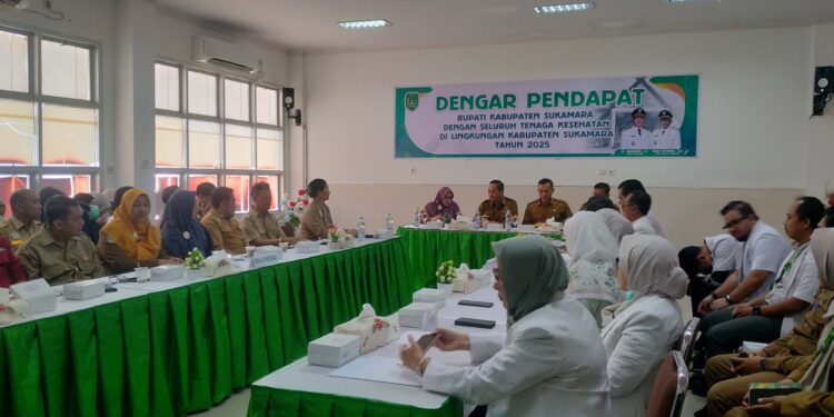 Foto : MATAKALTENG - Pertemuan dengar pendapat bupati Sukamara Masduki bersama tenaga kesehatan di RSUD Sukamara.