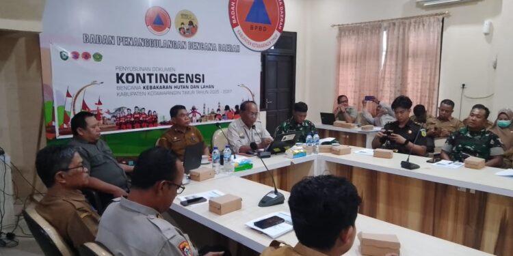 Foto: IST/MATA KALTENG - FGD Finalisasi Penyusunan Dokumen Kontingensi Bencana Karhutla Kabupaten Kotim Tahun 2025-2027 yang dilaksanakan secara Swakelola oleh Tim LPPM Universitas Palangka Raya di Ruang Pusdalops BPBD, 24 Juni 2025.