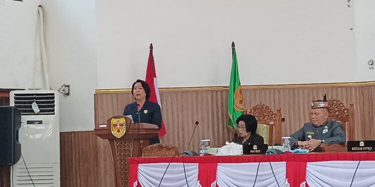FOTO : DPRD GUMAS/MATA KALTENG - Juru Bicara Bapemperda DPRD Kabupaten Gumas Iceu Purnamasari saat menyampaikan laporan hasil pembahasan raperda, pada rapat paripurna ke-4 masa persidangan III tahun sidang 2025, Senin, 23 Juni 2025.